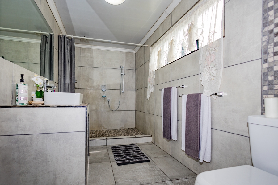 5 Bedroom Property for Sale in Loucharmante Western Cape